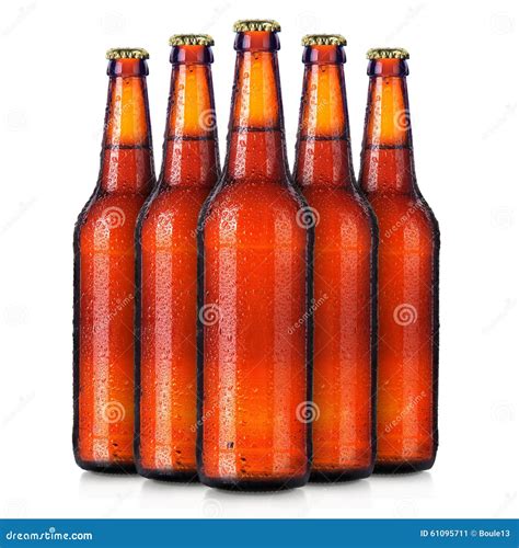 Grupo Das Garrafas De Cerveja Gotas Gelados Isoladas Imagem De