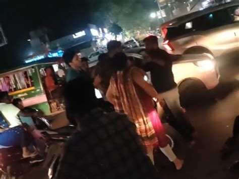 Manchale Commented Woman Beat With Slippers In The Middle Of The Road Video Went Viral सड़क