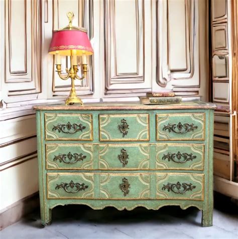 Commode Xviiie Poque Louis Xv En Bois Naturel Peint En Vert Rechampi