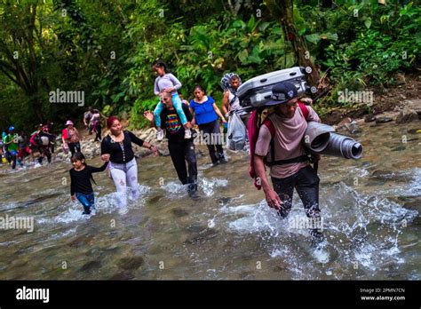 Los Migrantes En Su Mayor A De Ecuador Hait Y Nigeria Caminan Por