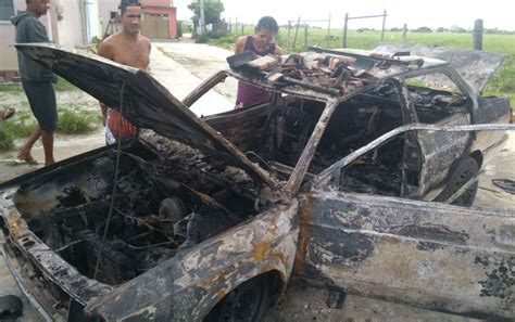 Carro pega fogo em garagem e chamas destroem casa em Eunápolis no