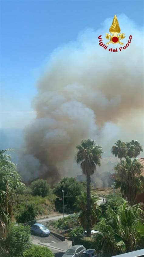 Brucia La Collina Di Vampolieri Fiamme E Fumo Panico Tra Abitanti