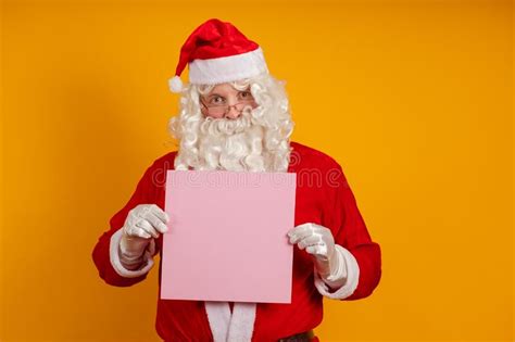 Hombre Con Traje De Santa Claus Sostiene En Sus Manos Una Hoja De Papel