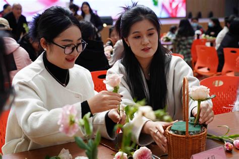 花香满溢，美丽巾帼 ——学校举行庆“三·八国际劳动妇女节”插花艺术主题活动凤凰网湖南凤凰网