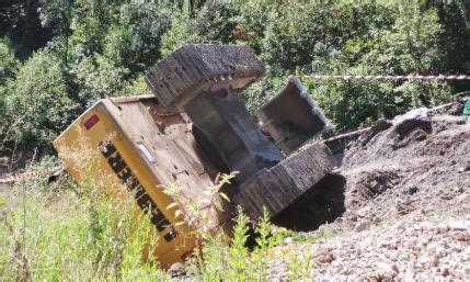 Schiacciato Dalla Ruspa Che Stava Manovrando Morto Operaio Di Anni