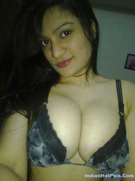 Sexy Hyderabadi Muslim Wife Ke Mastram Nude Selfies