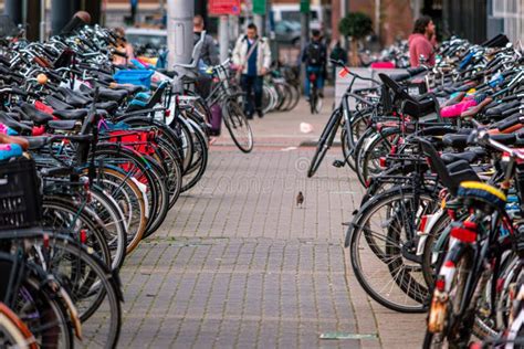 Bicicletas Estacionadas En Las Calles De Amsterdam En Los Países Bajos