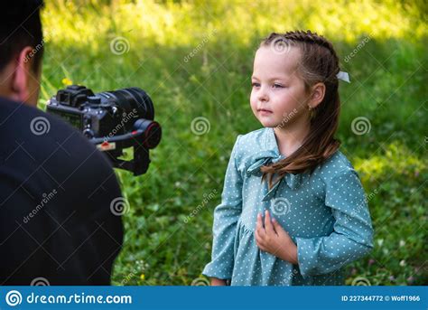 Modèle De Petite Fille Posant Devant La Caméra Dans Un Parc Dété Photo