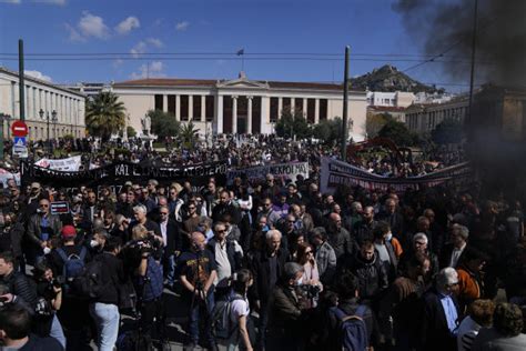 Grandes Manifestaciones En Grecia Tras Tragedia Ferroviaria