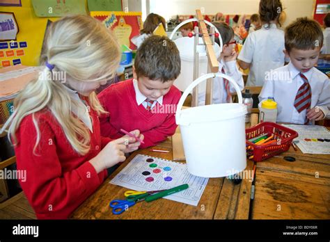 Children In A Uk Primary School Doing A Science Experiment Stock Photo