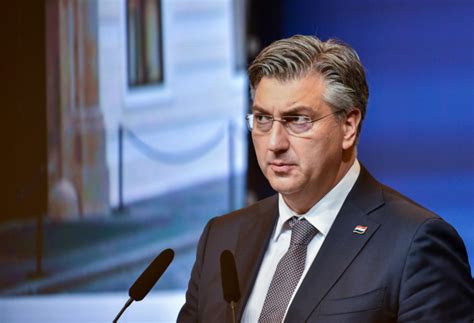 OSLOBODI BOŽE Plenković opet uvrijeđen Novinari podgrijali