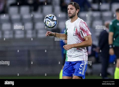 Der Italienische Mittelfeldspieler Manuel Locatelli Kontrolliert Den