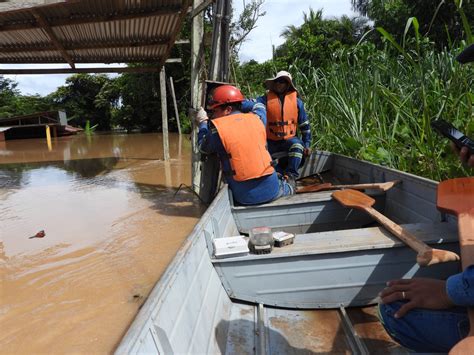 TRABAJADORES DE ENDE SE TRANSPORTAN EN CANOAS PARA GARANTIZAR EL