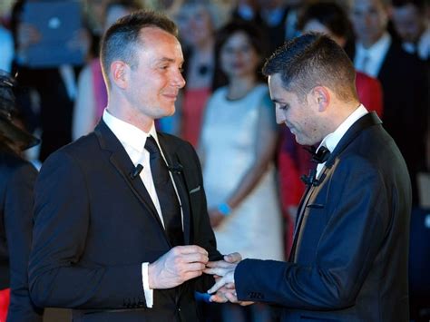 Le premier marié gay de France se présente aux législatives Gay