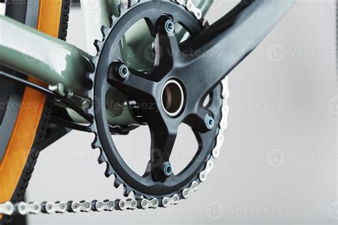 Bicycle Crank System With Chain Close Up Mechanism For Repair