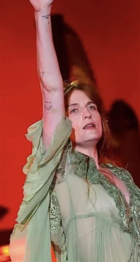 Did Florence get a new tattoo? : r/FlorenceAndTheMachine