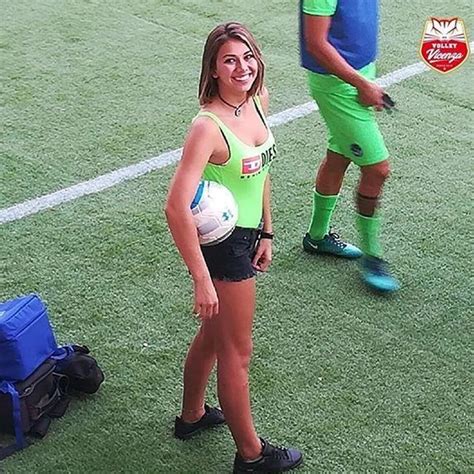 Polémica En Italia Un Club De Fútbol Puso A Jugadoras De Vóley Sub 16