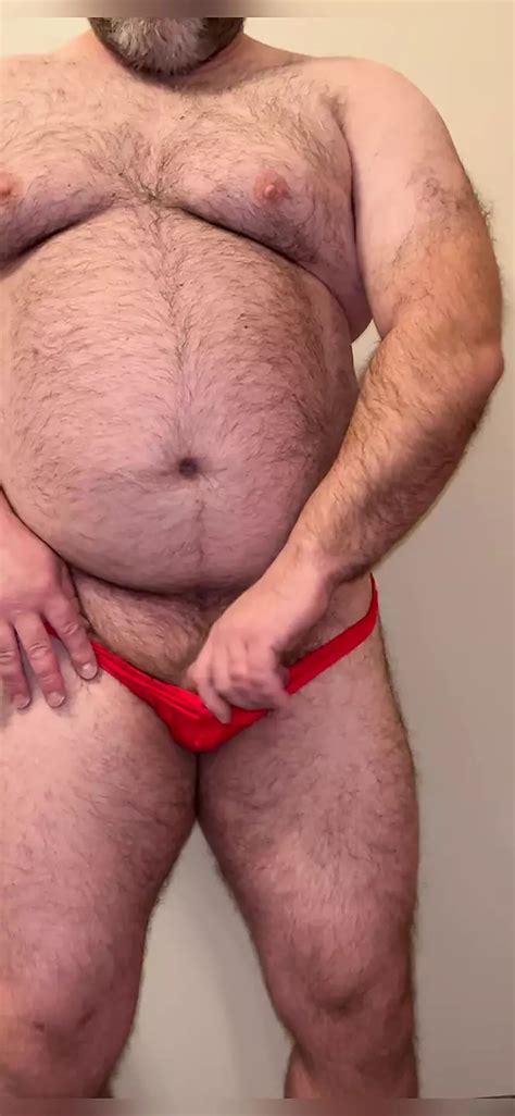 Zum ersten Mal anal zeigt Steve vollen Körper eines Bären in rotem Tanga während er wichst und