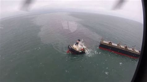 V Deo Un Carguero Se Parte En Dos Y Vierte Combustible En La Costa