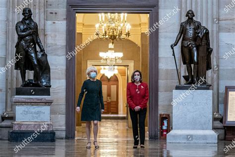 60 Minutes Correspondent Lesley Stahl Interviews Editorial Stock Photo ...