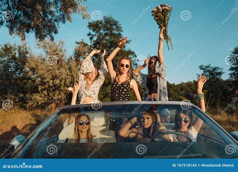 Six Filles Ont L Amusement Dans La Campagne Image Stock Image Du