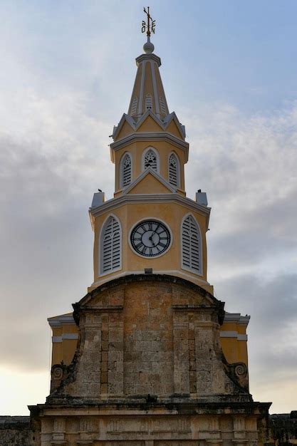 Premium Photo A Closeup Of The Clock Tower Monument In The Walled