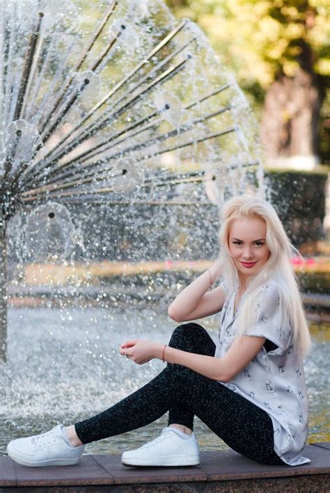 La Belle Jeune Fille Blonde Avec Un Joli Visage Et Un Beau Sourire
