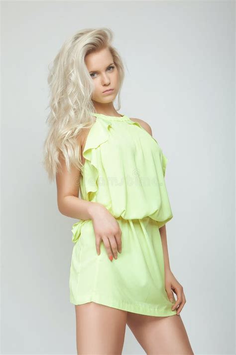 Fille Blonde De Mode Attrayante Avec Des Yeux Bleus Photo Stock Image Du Visage Beau
