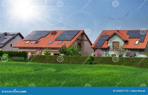 Moderna Hus Med Solpaneler På Taket För Alternativ Energi Arkivfoto Bild Av Idylliskt
