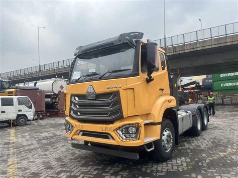 New HOWO Manual Nude China Duty Tractor Head Trailer Heavy Truck Zz4257V3247b1 China Tractor