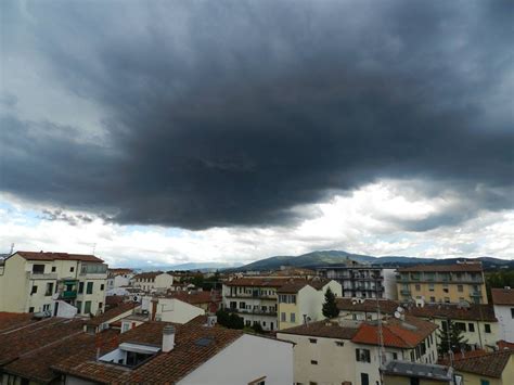 Maltempo Forti Temporali Al Centro Italia Nubifragi E Grandinate La