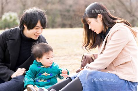 幸せな家族のピクニック（3人家族） 写真素材 5562599 フォトライブラリー Photolibrary