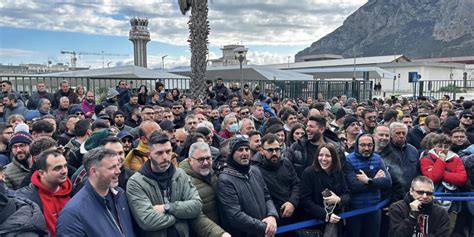 Palermo In Centinaia In Aeroporto Per L Asta Degli Oggetti Smarriti