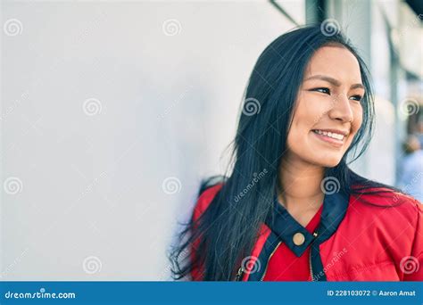 Jovem Latina Sorrindo Feliz Inclinada Na Parede Da Cidade Foto De Stock Imagem De Modelo