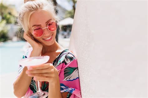 Fille Blonde Fascinante à La Peau Bronzée Posant Avec Le Sourire Et Les Yeux Fermés Photo