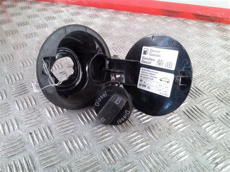 Защелка лючка бензобака пассат б5 - фото