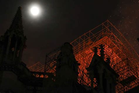 Incendie à Notre Dame De Paris Les Premières Images Impressionnantes