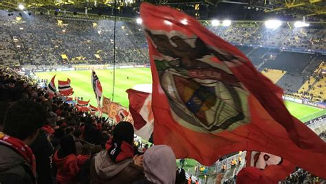 Nem O Placar Abalou A F Dos Adeptos Do Benfica Em Dortmund Cantando