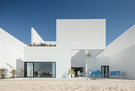 Associated Architects Partnership Completes Five Villas With Clear