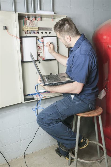 Retrato De Um Eletricista Em Uma Sala Imagem De Stock Imagem De