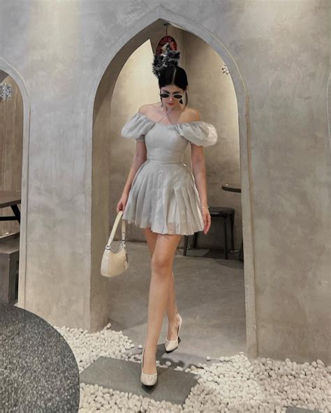 Hot girl thả dáng rèm cửa chỉ diện nội y đơn giản vẫn đủ khoe đường cong