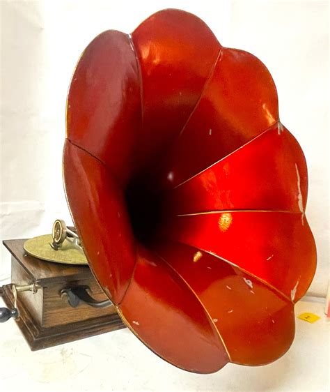 Standard X Phonograph With Beautiful Horn 4 4 Time