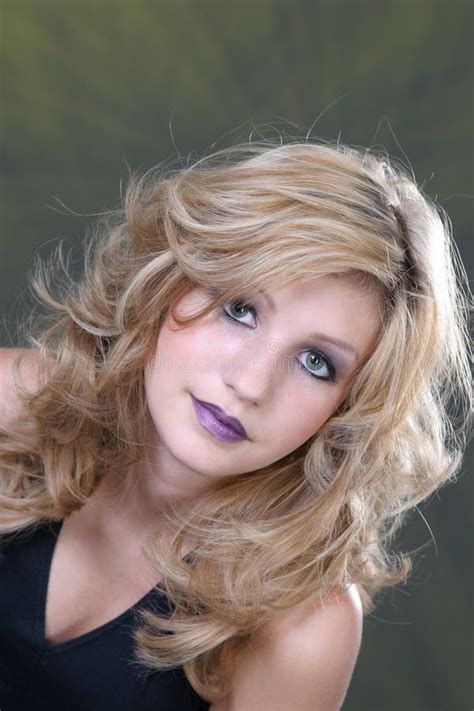 Fille Blonde Avec Le Long Cheveu Image stock Image du verticale chéri 1072651