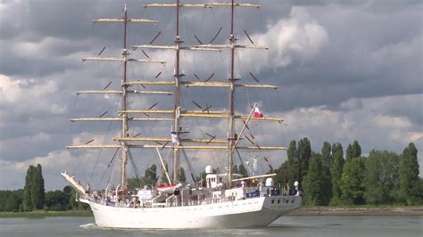 Le voilier école polonais Dar Mlodziezy arrive à Rouen en prélude à l