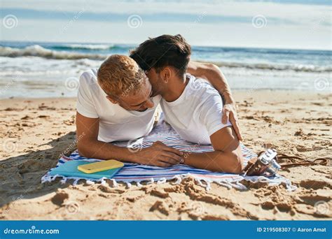 Jeune Couple Gay S embrasser Allongé Sur Le Sable à La Plage Image stock Image du océan