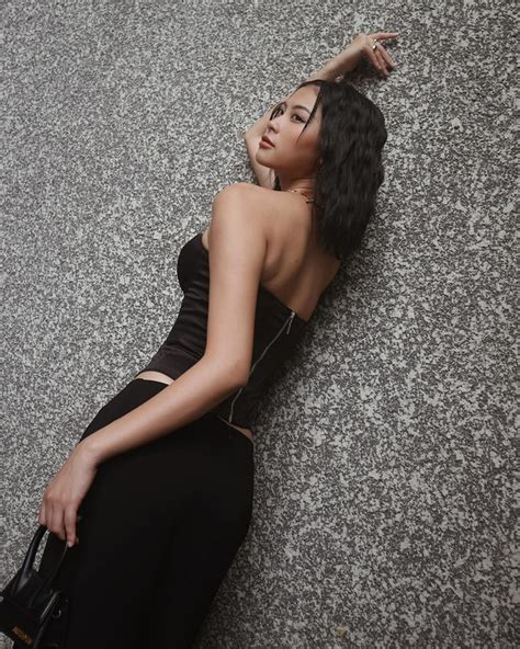 H Hen Niê mặc crop top lạ mắt khoe vòng eo bé xíu Hoa hậu Thuỳ Tiên thả dáng nóng bỏng với bikini