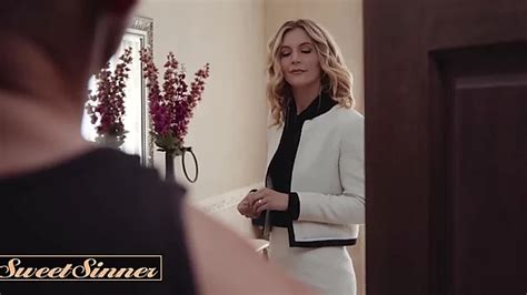 Une Milf Aux Gros Seins En Bas Sexy Invite Une Coll Gue Avoir Des Relations Sexuelles Rapides