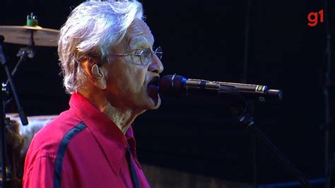 Vídeo Caetano Veloso emociona público durante o Festival de Verão