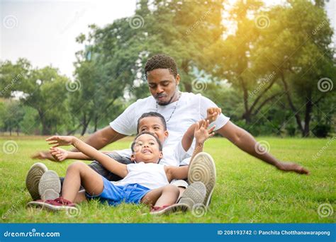 P Re Gay Afro Am Ricaine Et Deux Fils Jouant Dans Les Concepts De La Famille De Bonheur Du Parc