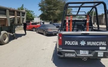 Choque entre automóvil y moto deja daños materiales en Guasave